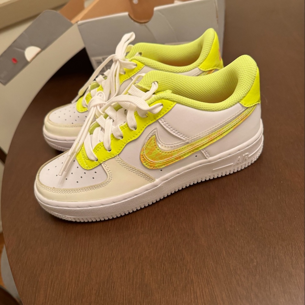 Nike Air Force 1 LV8 (GS) -- 3.5Y